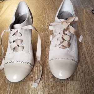 Gianni Bini nude close toe pumps heels